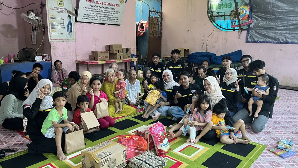 Pengurus HMB Cabang Samarinda bersama para lansia dan anak kecil.