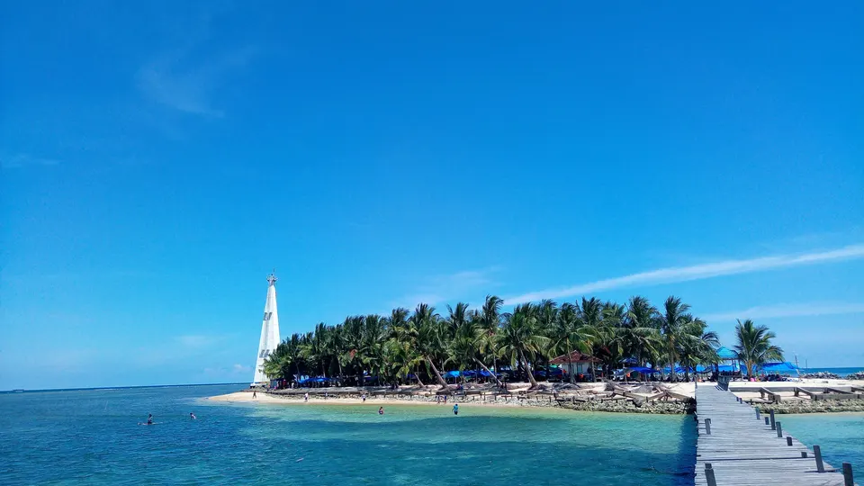 Pulau Beras Basah di Bontang, dengan menara suar putih dan dermaga kayu