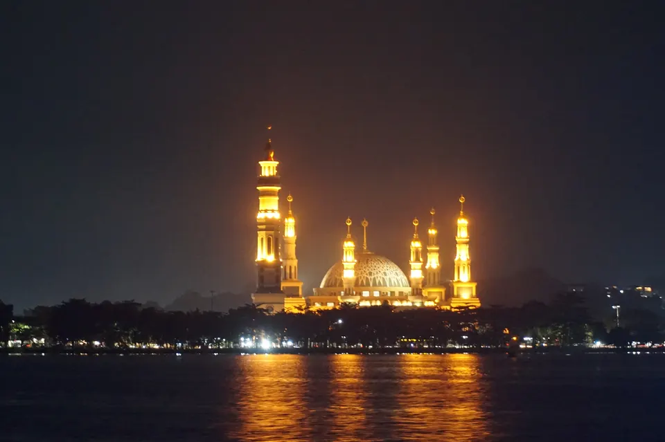 Masjid Islamic Center Samarinda menyala di malam hari, terlihat dari seberang Sungai Mahakam